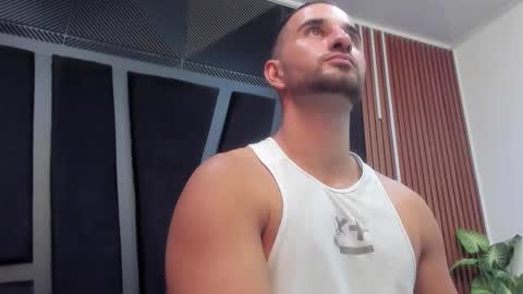 Snapshot of lorenzo_walker_ chatting on November 3, 2025, 5:25 pm L O R E N Z O Thumbs Up help online show from November 3, 2025, 5:25 pm