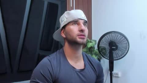 Snapshot of lorenzo_walker_ chatting on November 11, 2025, 5:24 pm L O R E N Z O Thumbs Up help online show from November 11, 2025, 5:24 pm