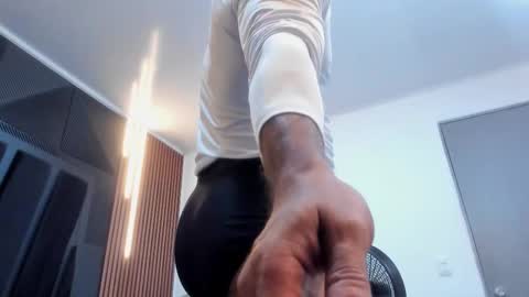 Snapshot of lorenzo_walker_ chatting on November 24, 2025, 6:40 pm L O R E N Z O Thumbs Up help online show from November 24, 2025, 6:40 pm