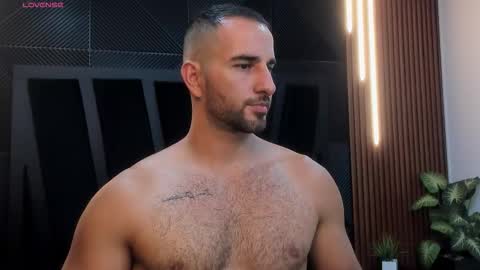 Snapshot of lorenzo_walker_ chatting on December 5, 2025, 5:20 pm L O R E N Z O Thumbs Up help online show from December 5, 2025, 5:20 pm