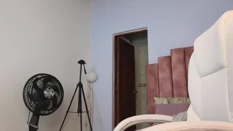 Snapshot of lou_rosse chatting on February 11, 2025, 8:31 pm  Lou Rosse  online show from February 11, 2025, 8:31 pm