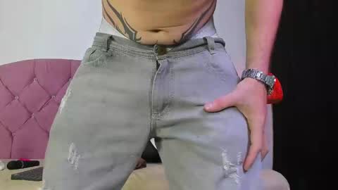 Snapshot of louis_bcasta1 chatting on March 6, 2025, 11:03 am OF louis bcasta1 online show from March 6, 2025, 11:03 am