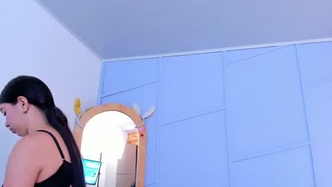 Snapshot of lourenfox chatting on October 29, 2025, 11:45 am Louren Fox online show from October 29, 2025, 11:45 am