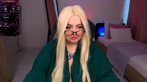 Snapshot of love_insidee chatting on February 2, 2025, 8:02 am Sailor online show from February 2, 2025, 8:02 am