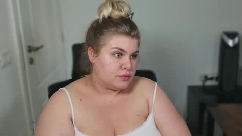 Snapshot of love_wiggy18 chatting on September 26, 2025, 2:10 pm Ally online show from September 26, 2025, 2:10 pm