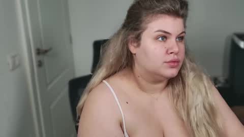 Snapshot of love_wiggy18 chatting on November 5, 2025, 6:24 am Ally online show from November 5, 2025, 6:24 am