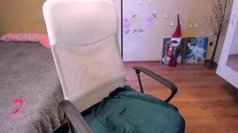 cat-girl online show from January 15, 2025, 4:21 pm