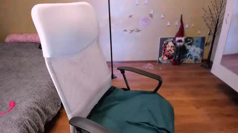 cat-girl online show from March 3, 2025, 1:42 pm