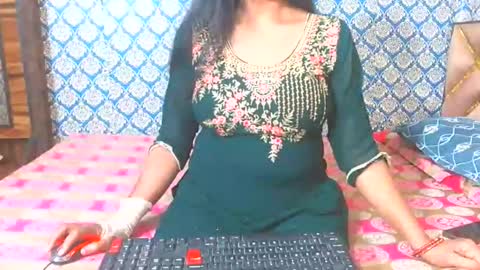 Snapshot of lovefunnitya chatting on November 19, 2025, 8:47 am Divya online show from November 19, 2025, 8:47 am