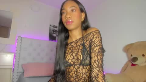 Snapshot of loveit_hermione chatting on February 6, 2025, 4:10 am Val online show from February 6, 2025, 4:10 am