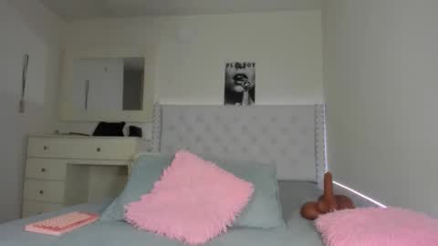 Snapshot of loveit_hermione chatting on December 5, 2025, 12:19 am Val online show from December 5, 2025, 12:19 am