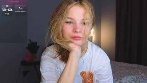 Snapshot of lovely_babyy chatting on January 7, 2025, 8:03 am Jenny online show from January 7, 2025, 8:03 am