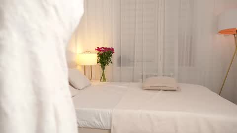 kim online show from November 11, 2025, 1:44 pm