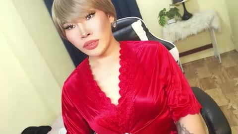 STWEET LINA online show from November 6, 2025, 8:32 pm