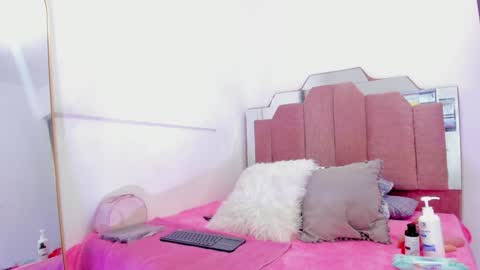 Snapshot of lovequeen02 chatting on February 6, 2025, 11:43 am L O V E online show from February 6, 2025, 11:43 am