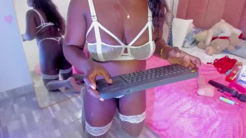 Snapshot of lovequeen02 chatting on February 15, 2025, 3:06 pm L O V E online show from February 15, 2025, 3:06 pm