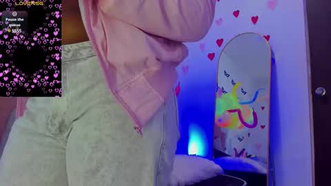 Snapshot of lovequeen02 chatting on March 2, 2025, 12:01 pm L O V E online show from March 2, 2025, 12:01 pm