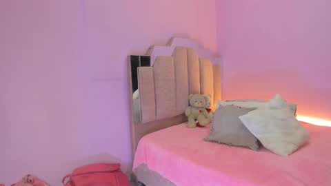 Snapshot of lovequeen02 chatting on September 16, 2025, 11:22 am L O V E online show from September 16, 2025, 11:22 am