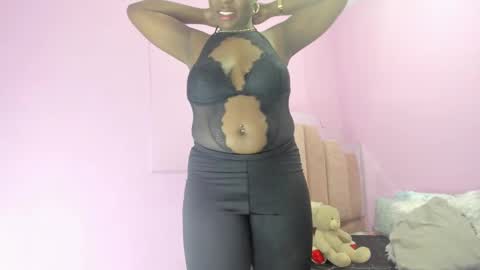 Snapshot of lovequeen02 chatting on September 20, 2025, 12:39 pm L O V E online show from September 20, 2025, 12:39 pm