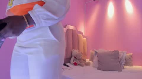 Snapshot of lovequeen02 chatting on October 1, 2025, 12:00 pm L O V E online show from October 1, 2025, 12:00 pm