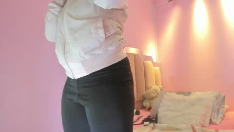 Snapshot of lovequeen02 chatting on October 4, 2025, 11:30 am L O V E online show from October 4, 2025, 11:30 am