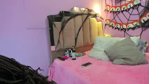 Snapshot of lovequeen02 chatting on October 19, 2025, 12:06 pm L O V E online show from October 19, 2025, 12:06 pm