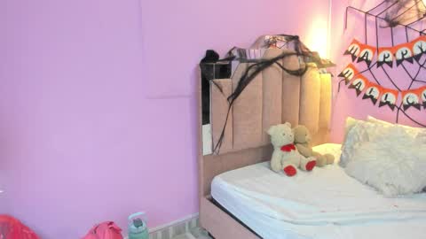 Snapshot of lovequeen02 chatting on October 24, 2025, 11:39 am L O V E online show from October 24, 2025, 11:39 am