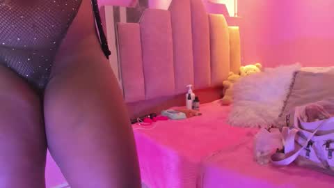 Snapshot of lovequeen02 chatting on November 18, 2025, 12:31 pm L O V E online show from November 18, 2025, 12:31 pm