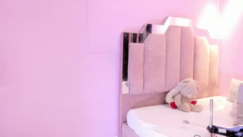 Snapshot of lovequeen02 chatting on November 19, 2025, 12:05 pm L O V E online show from November 19, 2025, 12:05 pm