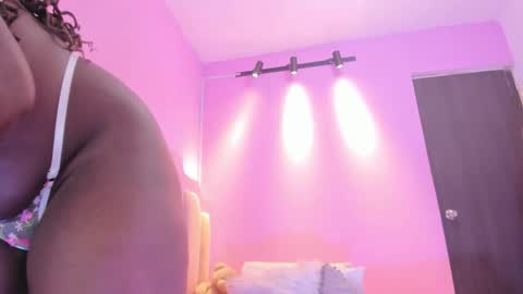 Snapshot of lovequeen02 chatting on November 25, 2025, 1:44 pm L O V E online show from November 25, 2025, 1:44 pm