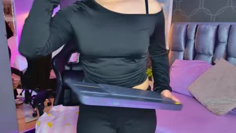 Love  online show from November 18, 2025, 8:13 pm