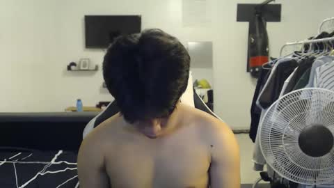 Snapshot of loverboyph04 chatting on November 12, 2025, 5:41 am loverboyph04 online show from November 12, 2025, 5:41 am