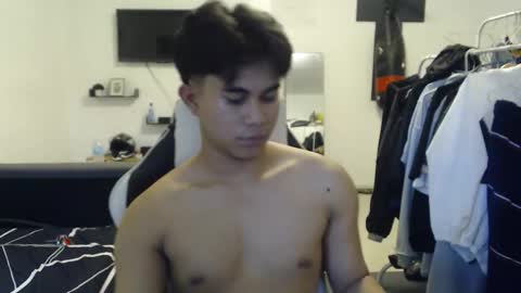 Snapshot of loverboyph04 chatting on November 14, 2025, 5:50 am loverboyph04 online show from November 14, 2025, 5:50 am