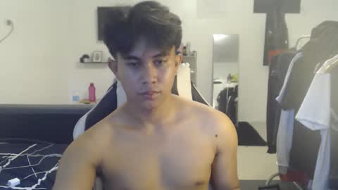 Snapshot of loverboyph04 chatting on November 19, 2025, 5:51 am loverboyph04 online show from November 19, 2025, 5:51 am