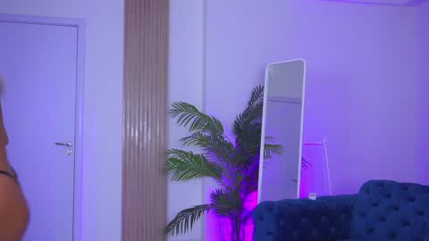 Snapshot of lovingblondie chatting on January 5, 2025, 4:47 am Nora online show from January 5, 2025, 4:47 am