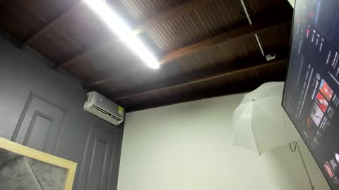 luca_morettii online show from November 9, 2025, 12:25 pm