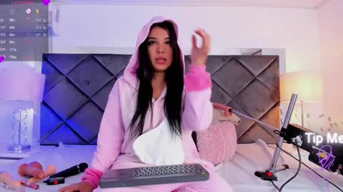 Lucia online show from November 25, 2025, 1:22 pm