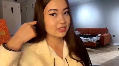 Snapshot of lucialostroh chatting on October 31, 2025, 12:17 pm Kira online show from October 31, 2025, 12:17 pm