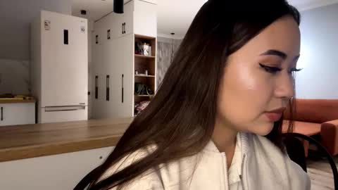 Snapshot of lucialostroh chatting on November 2, 2025, 12:18 pm Kira online show from November 2, 2025, 12:18 pm