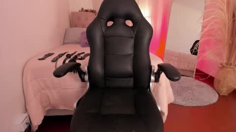     online show from November 13, 2025, 8:52 pm