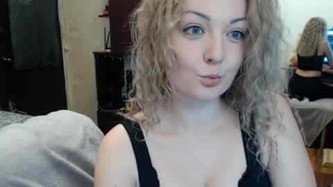 Snapshot of luckyshotgirl chatting on January 15, 2025, 7:12 pm LuckyShot online show from January 15, 2025, 7:12 pm