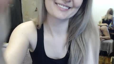 Snapshot of luckyshotgirl chatting on March 7, 2025, 7:49 pm LuckyShot online show from March 7, 2025, 7:49 pm