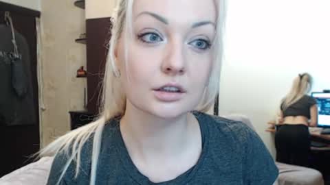 Snapshot of luckyshotgirl chatting on November 15, 2025, 4:36 pm LuckyShot online show from November 15, 2025, 4:36 pm