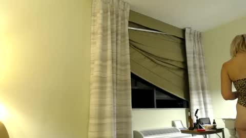 Snapshot of lucyloveslookers78240 chatting on December 25, 2024, 12:05 pm Lucy Loves Lookers online show from December 25, 2024, 12:05 pm