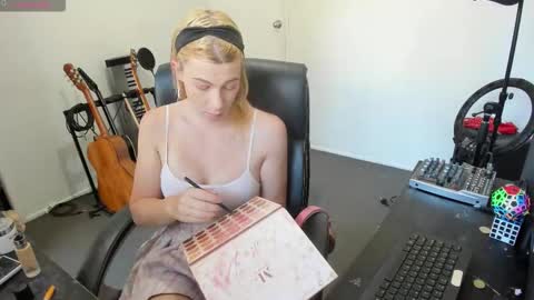 Snapshot of lucyylux chatting on October 6, 2025, 9:34 pm lucyylux online show from October 6, 2025, 9:34 pm