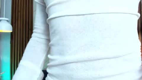 Luka Castillo online show from November 10, 2025, 8:41 pm