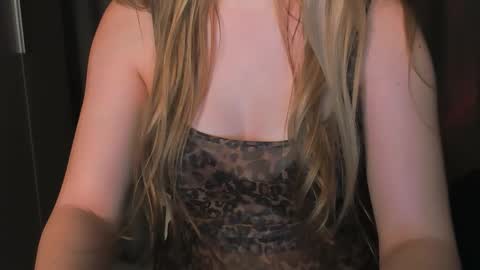 Snapshot of luna1vibe chatting on December 13, 2025, 10:15 pm luna1vibe online show from December 13, 2025, 10:15 pm