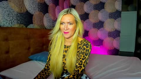 luna_lew1s online show from December 22, 2024, 9:44 am