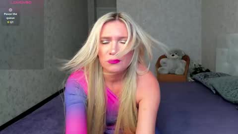 luna_lew1s online show from March 5, 2025, 8:21 am