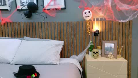 LUNA  online show from October 29, 2025, 1:02 pm